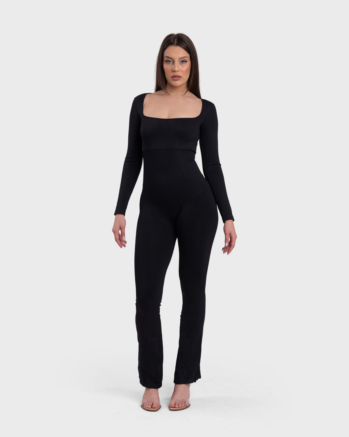 Shop Lily All Day Long Sleeve Flare Jumpsuit, црна боја: комбинезон со долги ракави и широки ногавици – цела фигура, поглед од напред