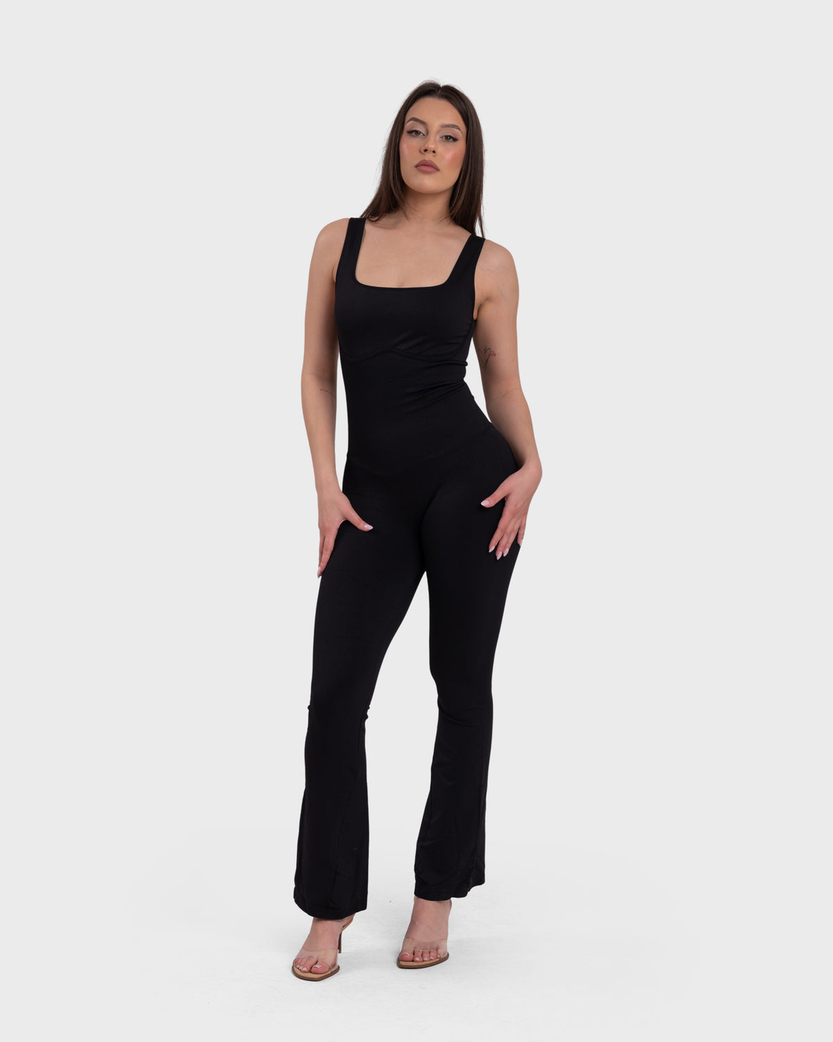 Shop Lily All Day Sculpting Flare Jumpsuit, црна боја: обликувачки комбинезон без ракави со широки ногавици – цела фигура, поглед од напред
