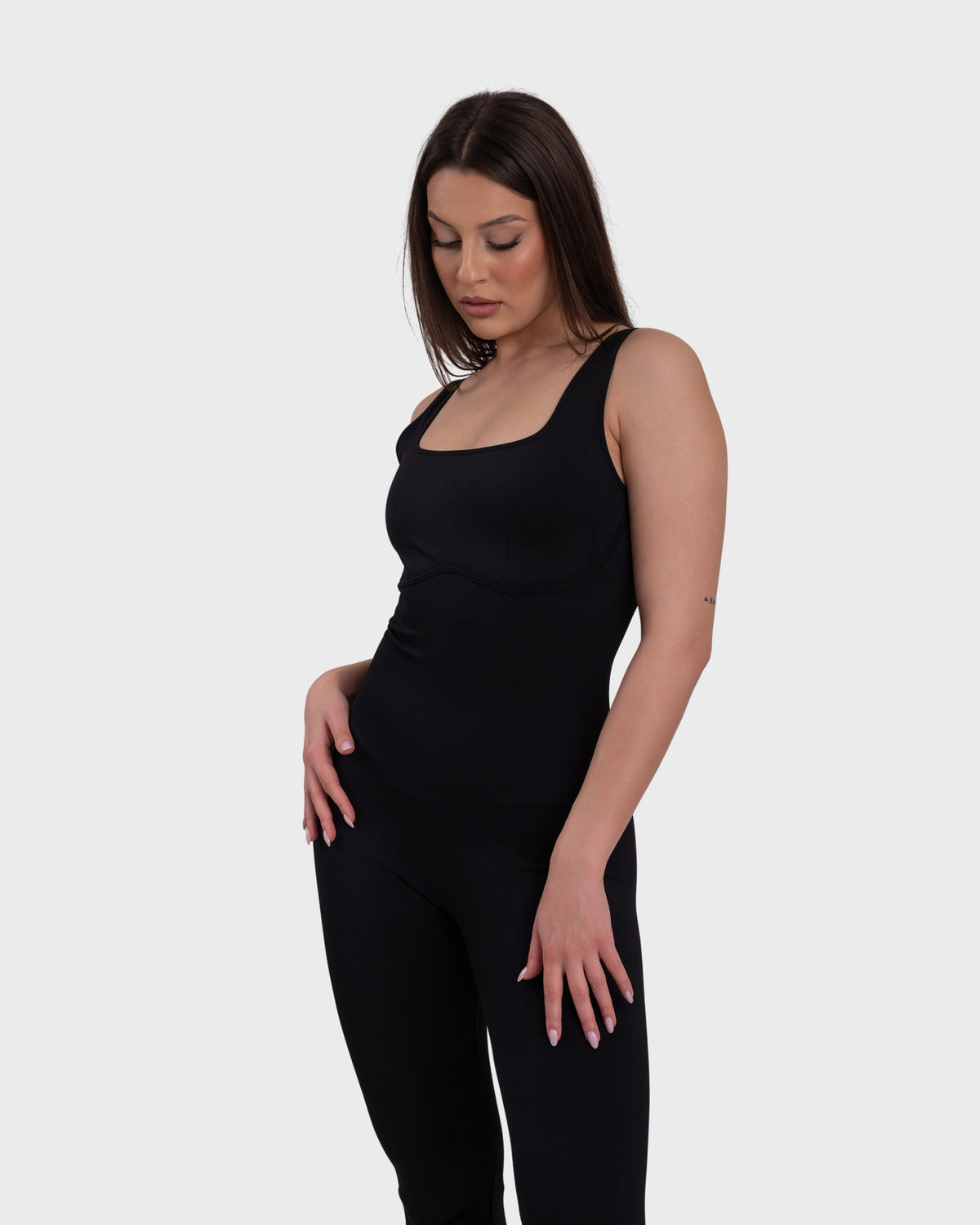 All Day Sculpting Flare Jumpsuit, црна боја – цела фигура, поглед под агол