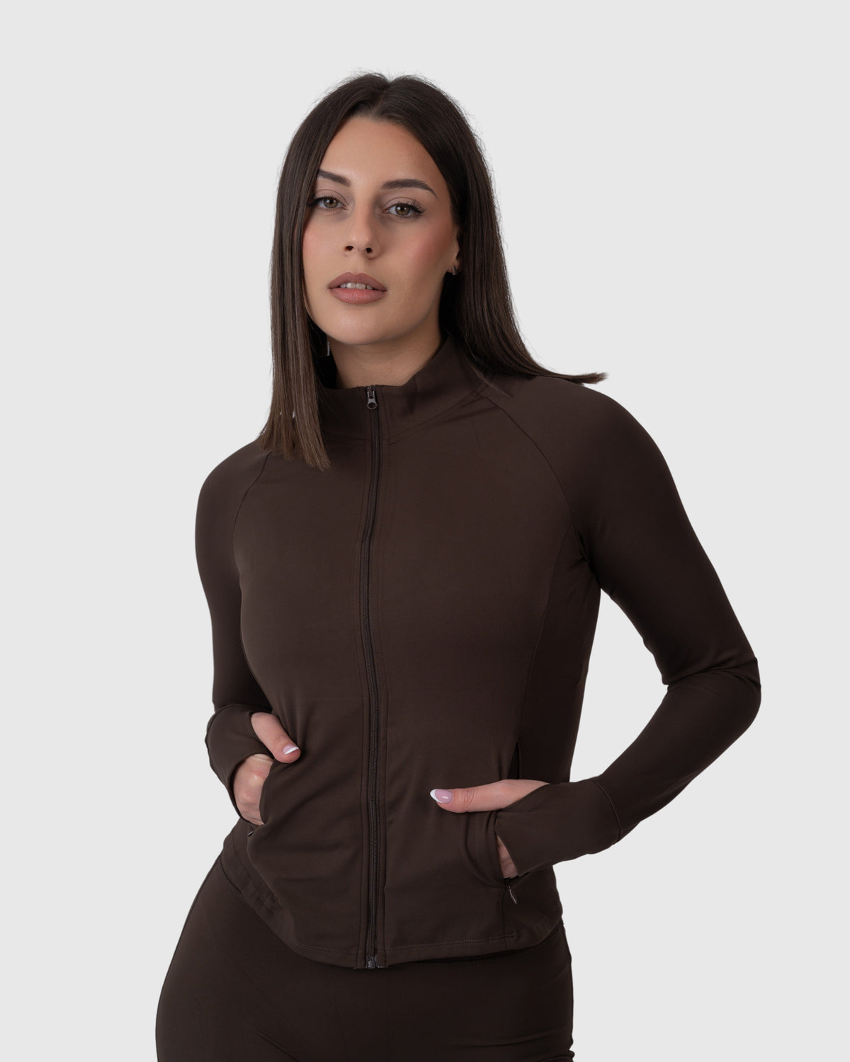Shop Lily Align Soft Sculpt Jacket, боја еспресо: прилепена спортска јакна со патент – поглед од напред