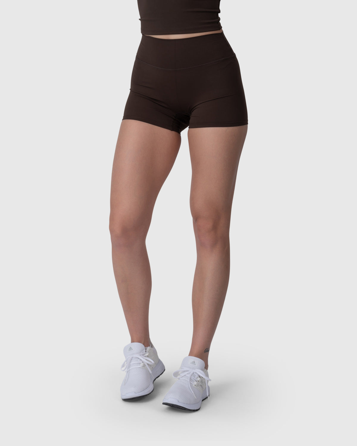 Shop Lily Align Soft Shorts, боја еспресо: шорцеви со висок струк – поглед од напред