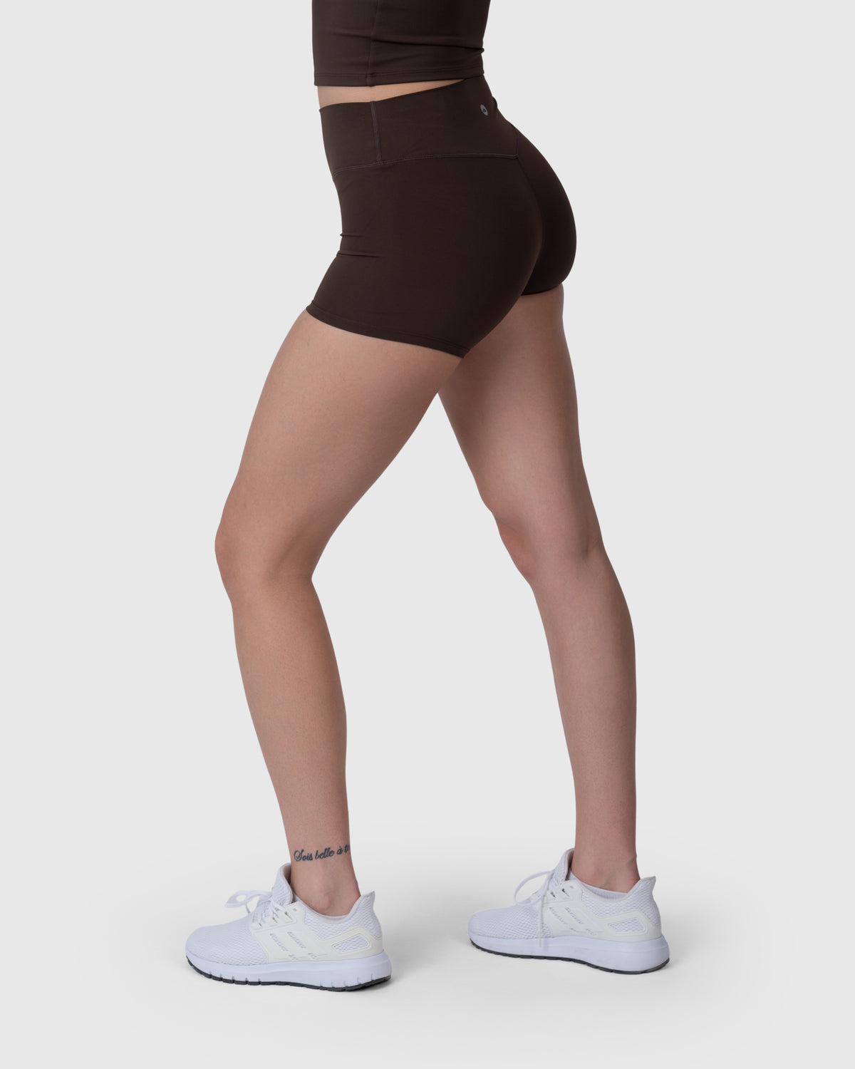 Align Soft Shorts, боја еспресо – поглед од назад под агол