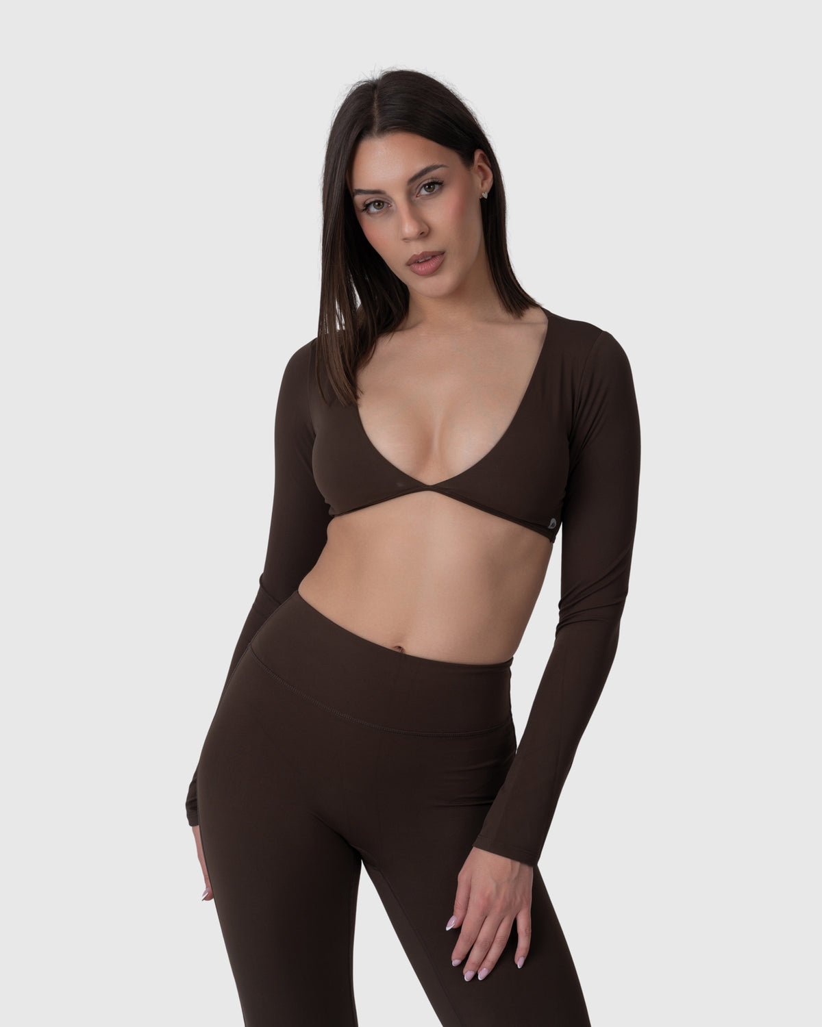 Shop Lily Align Soft Long Sleeve Top, боја еспресо: скратен топ со долги ракави – поглед од напред