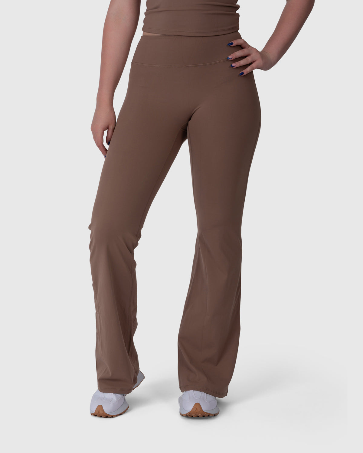 Shop Lily Align Soft Flared Leggings, боја карамела: хеланки со висок струк и проширени ногавици – поглед од напред