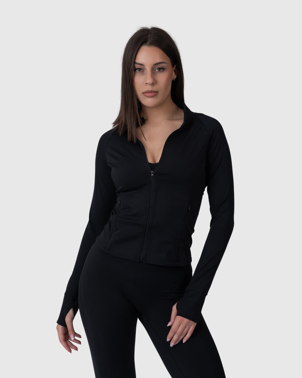 Shop Lily Align Soft Sculpt Jacket, црна боја: прилепена спортска јакна со патент – поглед од напред
