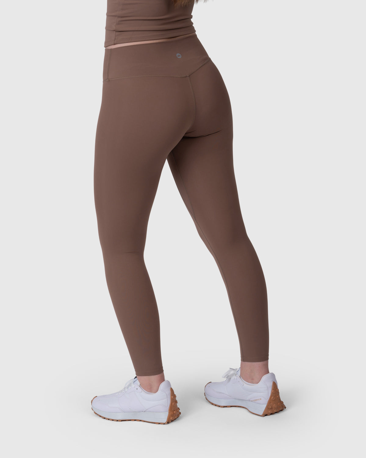 Align Soft High Waisted Leggings, боја карамела – поглед од назад под агол