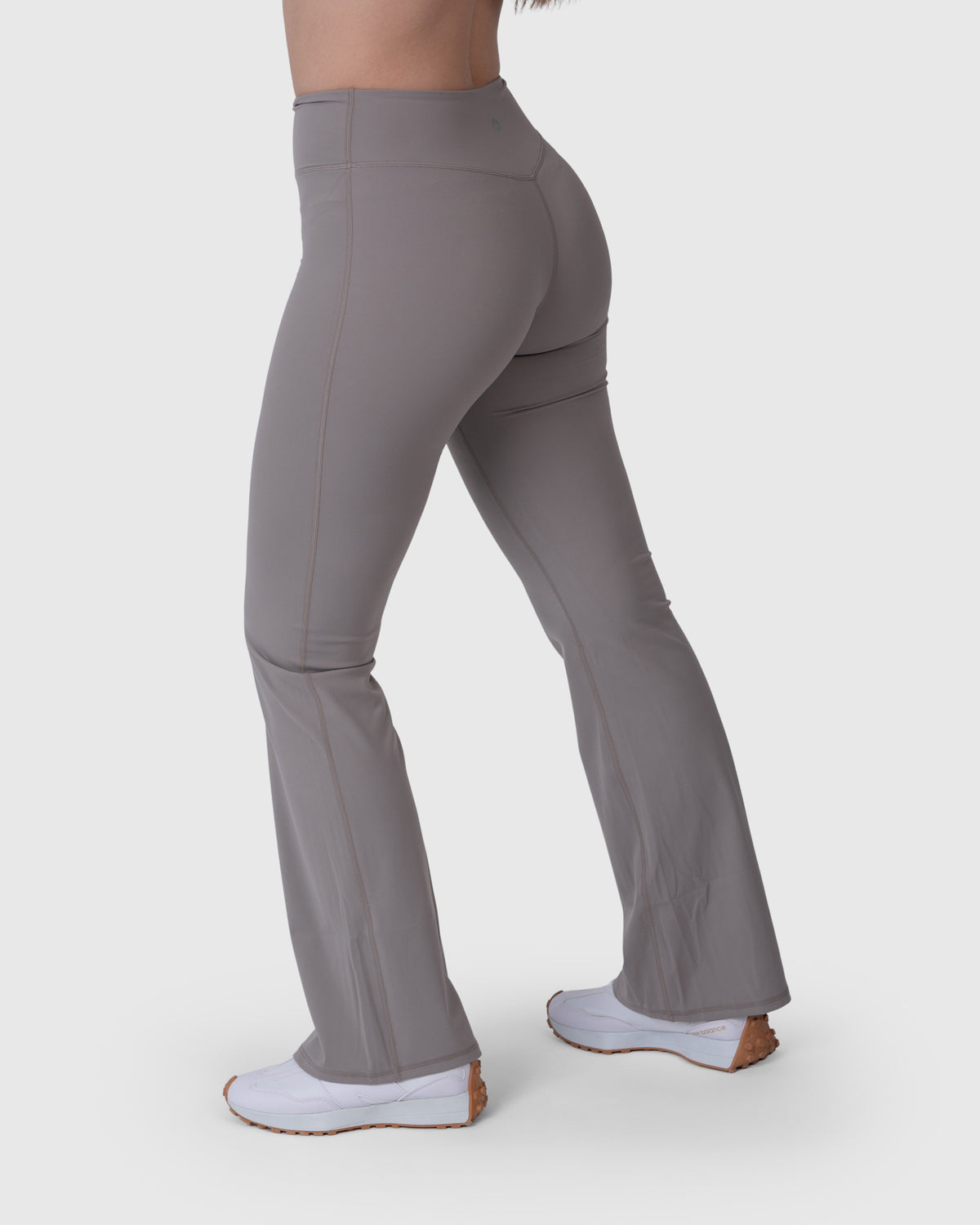 Shop Lily Align Soft Flared Leggings, сива боја: хеланки со висок струк и проширени ногавици – поглед од напред
