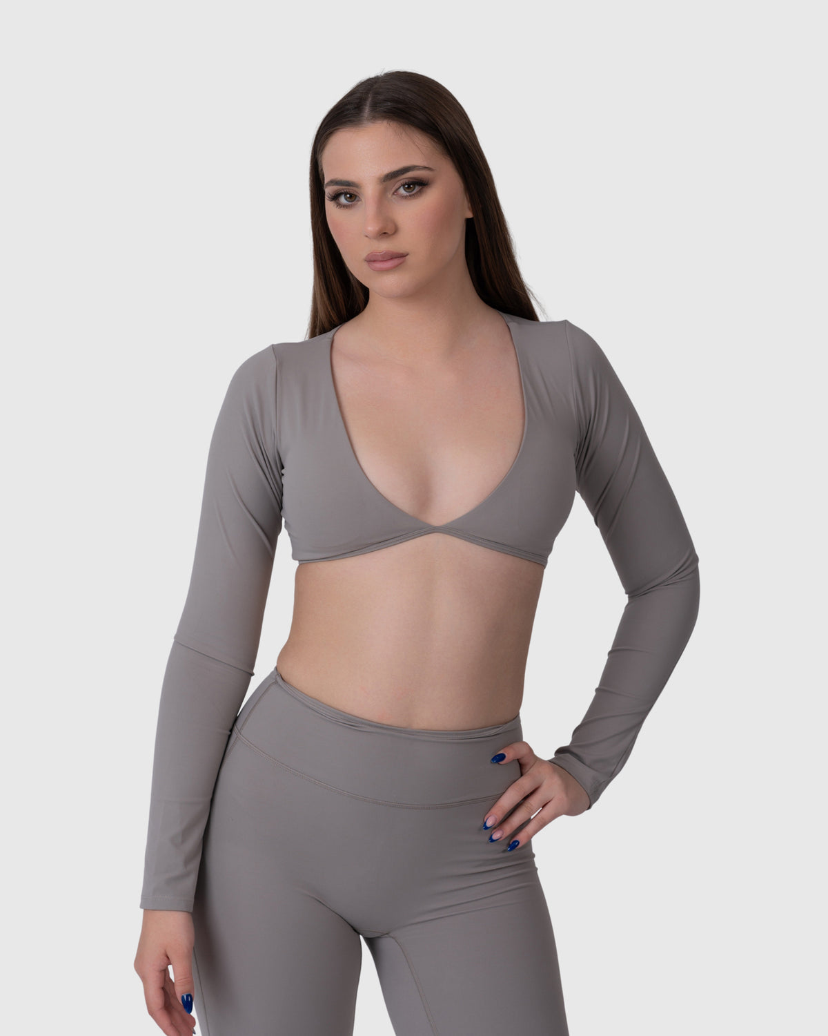 Shop Lily Align Soft Long Sleeve Top, сива боја: скратен топ со долги ракави – поглед од напред