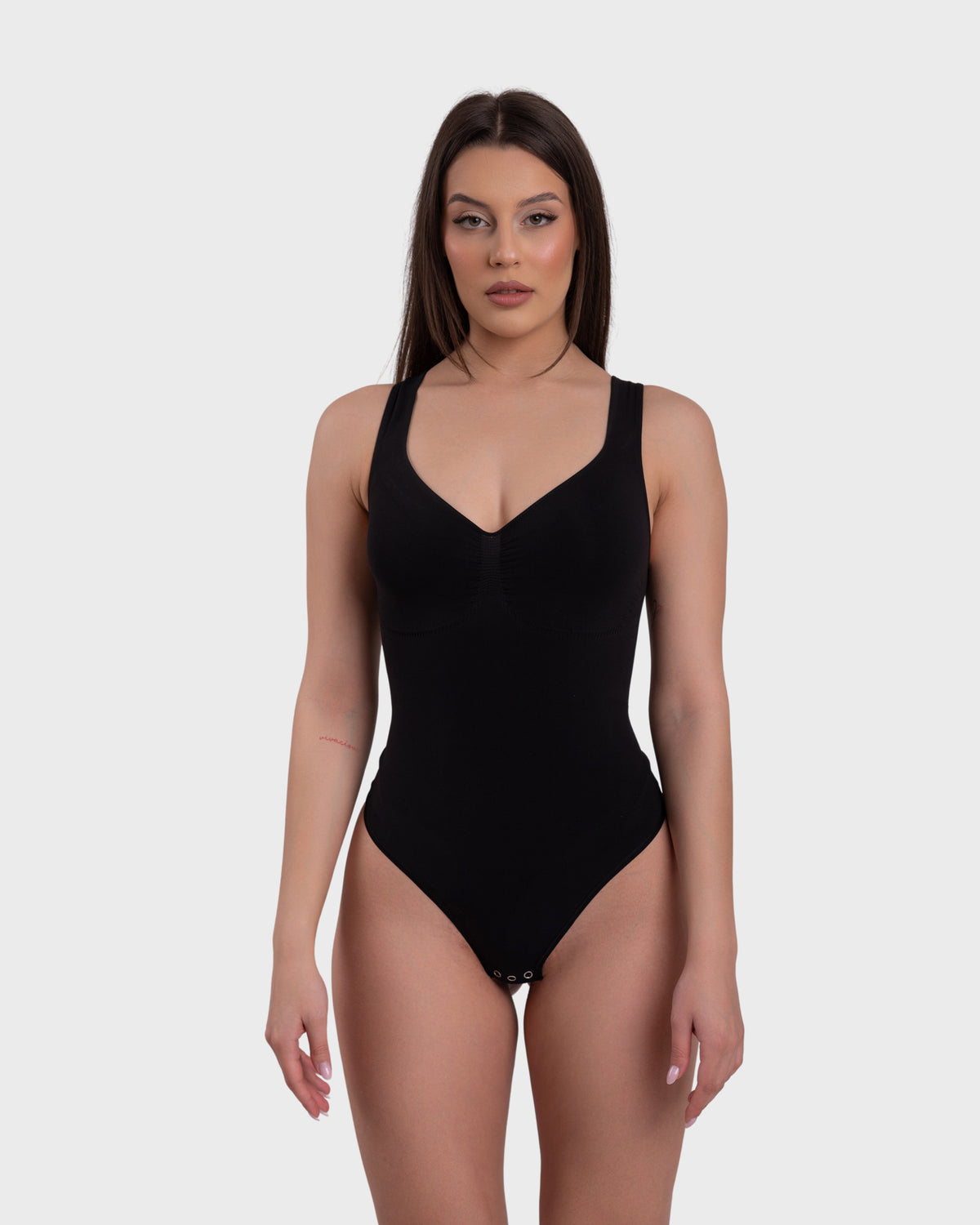 Shop Lily SculptCurve Thong Bodysuit, црна боја: бесшевно обликувачко танга боди со округло деколте – поглед од напред