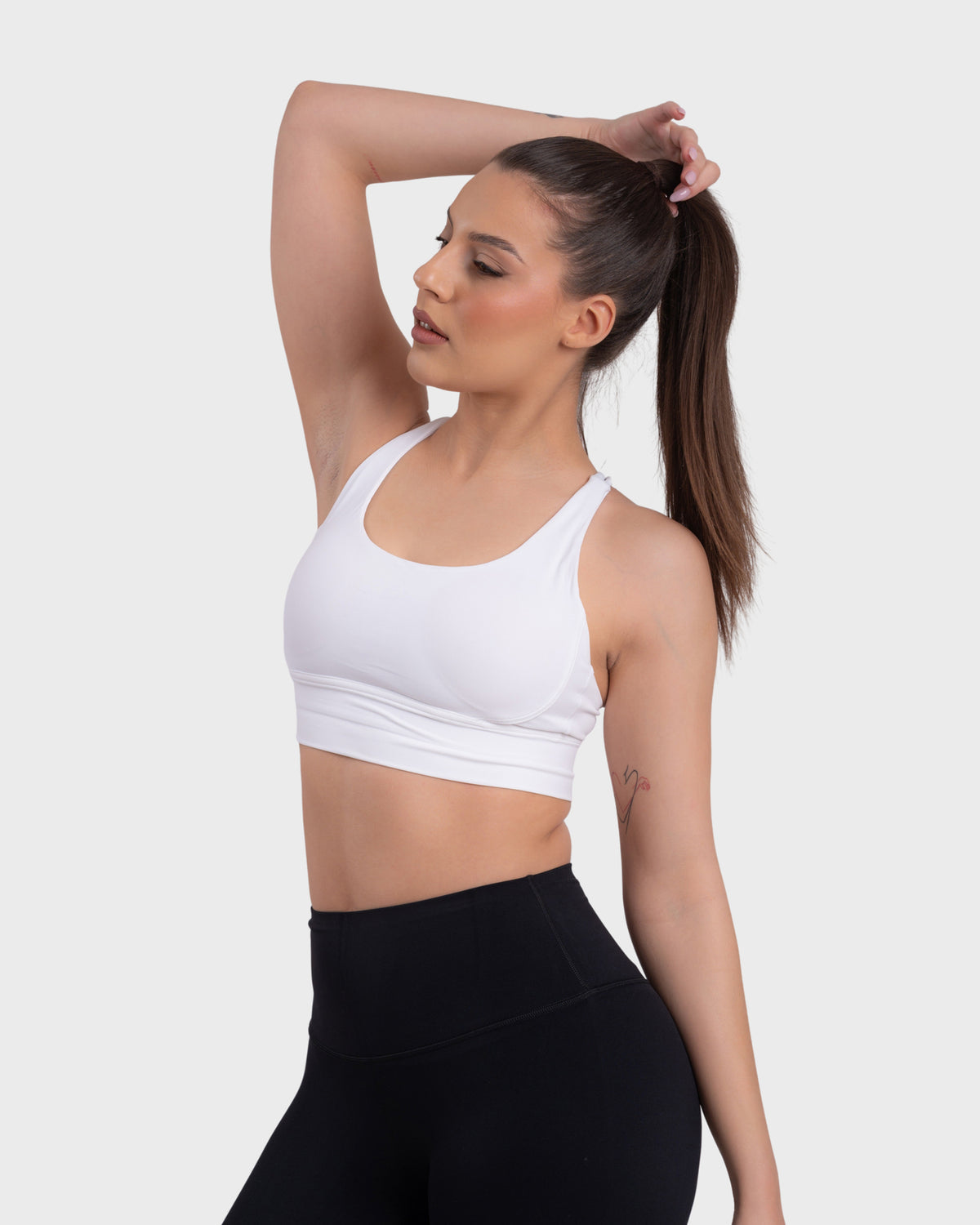 Shop Lily Evolve Active Sports Bra, бела боја: спортски градник со вкрстени прерамки на грбот – поглед од напред